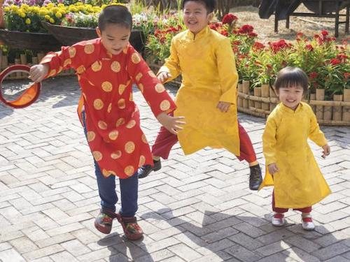 Trẻ em trong trang phục truyền thống cùng nhau nô đùa. Ảnh: iStock